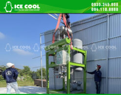 Máy đá viên 7 tấn được đưa đến vị trí lắp đặt