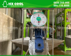 Máy được trang bị thêm cân để đóng bao đá đều nhau