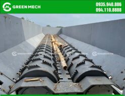 2 trục có nhiều răng cưa xen kẽ nhau giúp bóc vỏ sạch hơn